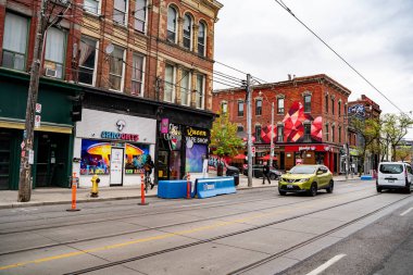 Queen Street West manzarası. Queen Caddesi Toronto 'nun en büyük doğu-batı caddesidir. Toronto, Kanada - 25 Mayıs 2024.
