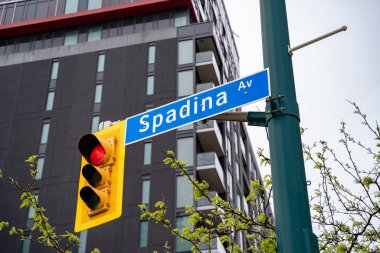 Toronto 'da Spadina Caddesi tabelası.