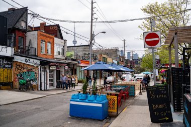 Kensington Market Caddesi. Kensington Market Toronto 'nun merkezinde kendine özgü çok kültürlü bir mahalle. Toronto, Kanada - 25 Mayıs 2024.