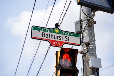 Toronto Küçük İtalya Mahallesi 'nde Bathurts Sokağı tabelası.
