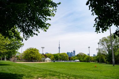 İlkbaharda Trinity Bellwood Parkı manzarası. Trinity Bellwood Park Toronto 'da bir parktır..