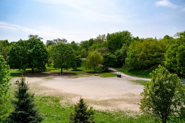 İlkbaharda Trinity Bellwood Parkı manzarası. Trinity Bellwood Park Toronto 'da bir parktır..