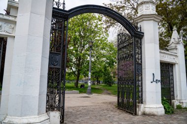 İlkbaharda Trinity Bellwood Parkı manzarası. Trinity Bellwood Park, Toronto 'da bulunan bir parktır. Toronto, Kanada - 25 Mayıs 2024.