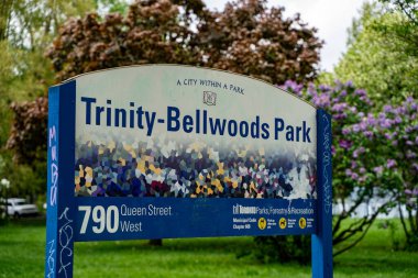 Trinity Bellwood Park tabelası. Trinity Bellwood Park, Toronto 'da bulunan bir parktır. Toronto, Kanada - 25 Mayıs 2024.