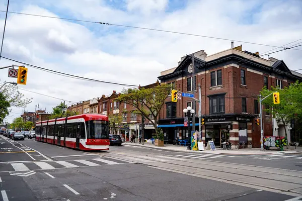 Little Italy 'nin sokak manzarası. Toronto, Kanada - 25 Mayıs 2024.