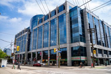 Toronto 'nun batısındaki King Street manzarası. Toronto, Kanada - 25 Mayıs 2024.