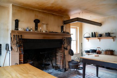 Fort York Ulusal Tarihi Bölgesi 'ndeki Memur Tuğla Kışlası ve Yemek Odası' nın iç manzarası. Toronto, Kanada - 25 Mayıs 2024.