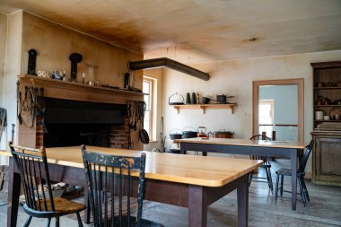 Fort York Ulusal Tarihi Bölgesi 'ndeki Memur Tuğla Kışlası ve Yemek Odası' nın iç manzarası. Toronto, Kanada - 25 Mayıs 2024.