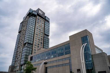 Hotel X Toronto, Exhibition Place 'de yer alan bir otel ve spor kulübü kompleksidir. Toronto, Kanada - 25 Mayıs 2024.