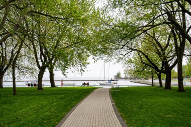 Taç giyme parkı manzarası. Taç giyme parkı Toronto 'da bir park ve gazilerin anıtıdır. Toronto, Kanada - 25 Mayıs 2024.