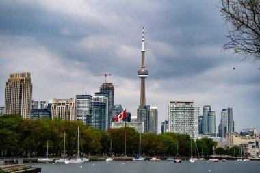 Trillium Park 'tan CN Kulesi ve Toronto şehir merkezi manzarası. Toronto, Kanada - 25 Mayıs 2024.