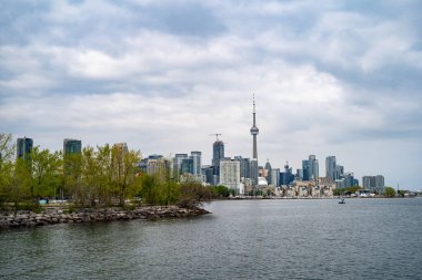 Trillium Park 'tan CN Kulesi ve Toronto şehir merkezi manzarası. Toronto, Kanada - 25 Mayıs 2024.