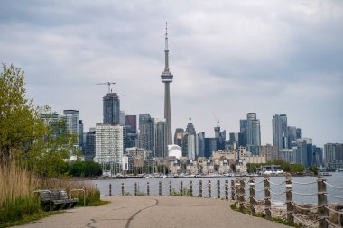 Trillium Park 'tan CN Kulesi ve Toronto şehir merkezi manzarası. Toronto, Kanada - 25 Mayıs 2024.