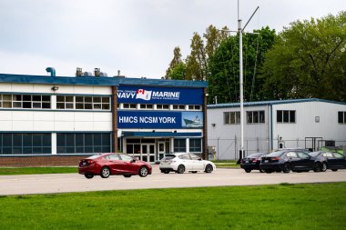 Kanada Kraliyet Donanma Binası. Kanada Kraliyet Donanması Kanada 'nın deniz kuvvetleridir. Toronto, Kanada - 25 Mayıs 2024.