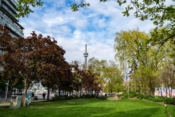 Toronto Limanı 'ndaki küçük Norveç Parkı. Toronto, Kanada - 25 Mayıs 2024.