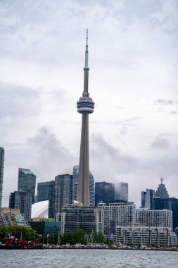 Billy Bishop Toronto Şehir Havaalanı 'ndan CN Kulesi' nin görüntüsü. Toronto, Kanada - 25 Mayıs 2024.