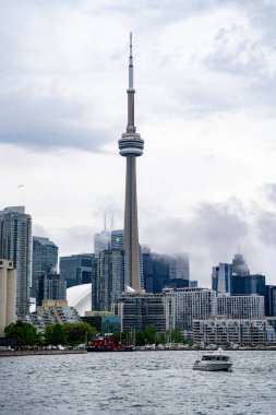 Billy Bishop Toronto Şehir Havaalanı 'ndan CN Kulesi' nin görüntüsü. Toronto, Kanada - 25 Mayıs 2024.