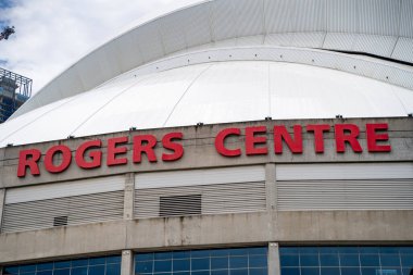 Rogers Merkez 'in işareti. Rogers Centre (SkyDome) Toronto 'nun merkezindeki geri çekilebilir bir çatı stadyumudur. Toronto, Kanada - 25 Mayıs 2024.