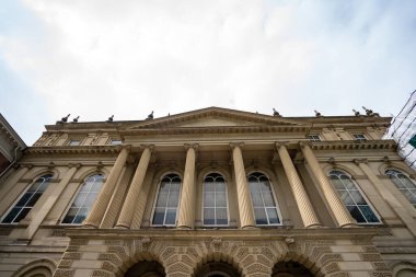 Osgoode Hall binasının dış görünüşü. Osgoode Malikanesi Toronto şehir merkezinde tarihi bir binadır..