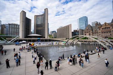 Nathan Phillips Meydanı manzarası. Nathan Phillips Meydanı Toronto 'da bir şehir meydanı. Toronto, Kanada - 25 Mayıs 2024.