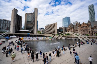 Nathan Phillips Meydanı manzarası. Nathan Phillips Meydanı Toronto 'da bir şehir meydanı. Toronto, Kanada - 25 Mayıs 2024.