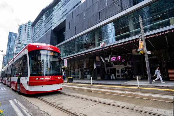 King Street West 'teki TIFF Lightbox binası. Toronto, Kanada - 25 Mayıs 2024.