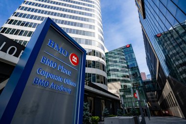 BMO binasının girişi. Montreal Bankası (İngilizce: Bank of Montreal), Kanada 'nın çok uluslu yatırım bankası. Toronto, Kanada - 26 Mayıs 2024.
