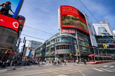 Yonge-Dundas Meydanı, Yonge Caddesi ve Dundas Caddesi Doğu 'nun güneydoğu köşesinde bulunan bir meydandır. Toronto, Kanada - 26 Mayıs 2024.
