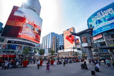 Yonge-Dundas Meydanı, Yonge Caddesi ve Dundas Caddesi Doğu 'nun güneydoğu köşesinde bulunan bir meydandır. Toronto, Kanada - 26 Mayıs 2024.