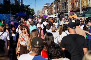 Toronto 'daki College Caddesi' nde Little Italy sokak festivalinin tadı. Toronto, Kanada - 15 Haziran 2024.