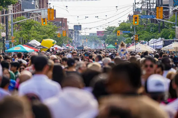 Toronto 'daki College Caddesi' nde Little Italy sokak festivalinin tadı. Toronto, Kanada - 15 Haziran 2024.