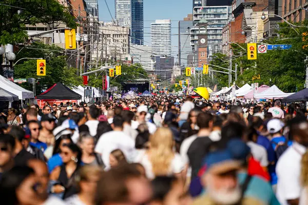 Toronto 'daki College Caddesi' nde Little Italy sokak festivalinin tadı. Toronto, Kanada - 15 Haziran 2024.