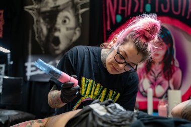 Dövme fuarında dövme sanatçısı. NIX Toronto Dövme Fuarı dünyanın en büyük uluslararası dövme fuarlarından biridir. Toronto, Kanada - 16 Haziran 2024.