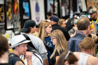 Toronto Dövme Fuarı 'nda bir sürü ziyaretçi var. NIX Toronto Dövme Fuarı dünyanın en büyük uluslararası dövme fuarlarından biridir. Toronto, Kanada - 16 Haziran 2024.