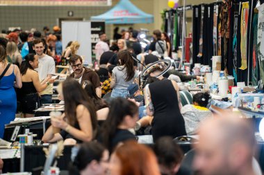 Toronto Dövme Fuarı 'nda bir sürü ziyaretçi var. NIX Toronto Dövme Fuarı dünyanın en büyük uluslararası dövme fuarlarından biridir. Toronto, Kanada - 16 Haziran 2024.