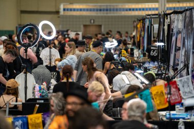 Toronto Dövme Fuarı 'nda bir sürü ziyaretçi var. NIX Toronto Dövme Fuarı dünyanın en büyük uluslararası dövme fuarlarından biridir. Toronto, Kanada - 16 Haziran 2024.