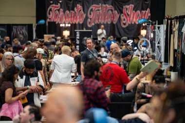 Toronto Dövme Fuarı 'nda bir sürü ziyaretçi var. NIX Toronto Dövme Fuarı dünyanın en büyük uluslararası dövme fuarlarından biridir. Toronto, Kanada - 16 Haziran 2024.