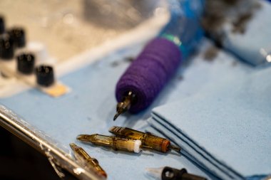 Dövme stüdyosunda dövme malzemeleri var..