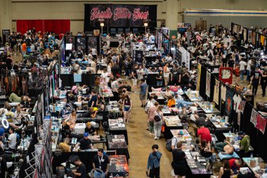 Toronto Dövme Fuarı 'nda bir sürü ziyaretçi var. NIX Toronto Dövme Fuarı dünyanın en büyük uluslararası dövme fuarlarından biridir. Toronto, Kanada - 16 Haziran 2024.