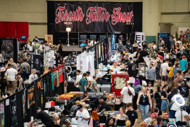 Toronto Dövme Fuarı 'nda bir sürü ziyaretçi var. NIX Toronto Dövme Fuarı dünyanın en büyük uluslararası dövme fuarlarından biridir. Toronto, Kanada - 16 Haziran 2024.