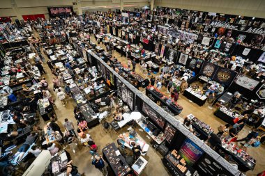 Toronto Dövme Fuarı 'nda bir sürü ziyaretçi var. NIX Toronto Dövme Fuarı dünyanın en büyük uluslararası dövme fuarlarından biridir. Toronto, Kanada - 16 Haziran 2024.