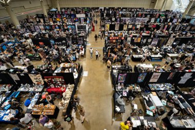 Toronto Dövme Fuarı 'nda bir sürü ziyaretçi var. NIX Toronto Dövme Fuarı dünyanın en büyük uluslararası dövme fuarlarından biridir. Toronto, Kanada - 16 Haziran 2024.