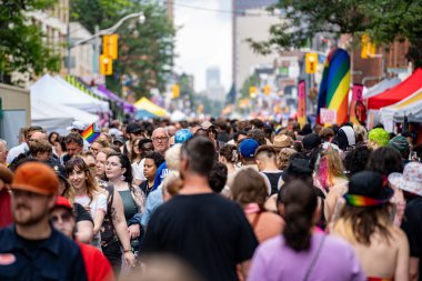 Church Caddesi 'ndeki Onur Haftası Festivali' nde bir sürü insan var. Toronto, Kanada - 29 Haziran 2024.