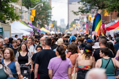 Church Caddesi 'ndeki Onur Haftası Festivali' nde bir sürü insan var. Toronto, Kanada - 29 Haziran 2024.
