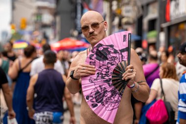 Church Caddesi 'ndeki Onur Haftası Festivali' ndeki adam. Toronto, Kanada - 29 Haziran 2024.