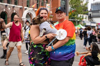 Church Caddesi 'ndeki Onur Haftası Festivali' ndeki çift. Toronto, Kanada - 29 Haziran 2024.