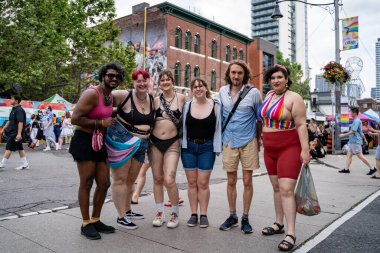 Church Caddesi 'ndeki Onur Haftası Festivali' ne katılan insanlar. Toronto, Kanada - 29 Haziran 2024.