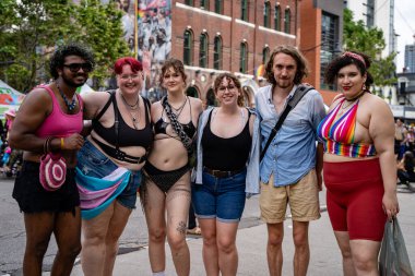 Church Caddesi 'ndeki Onur Haftası Festivali' ne katılan insanlar. Toronto, Kanada - 29 Haziran 2024.