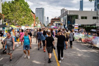 Church Caddesi 'ndeki Onur Haftası Festivali' ne katılan insanlar. Toronto, Kanada - 29 Haziran 2024.