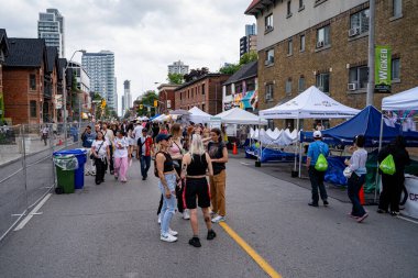 Church Caddesi 'ndeki Onur Haftası Festivali' nde bir sürü insan var. Toronto, Kanada - 29 Haziran 2024.